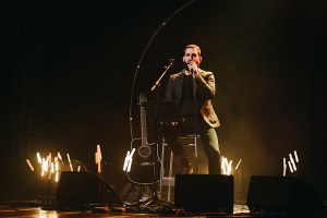 La Regione per lo spettacolo, in prima visione il concerto di Vasco Brondi a sostegno degli 'Invisibili'